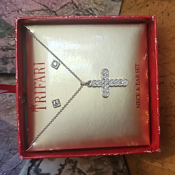 Trifari Silvertone Rhinestone Cross w/Earrings - Picture 1 of 4